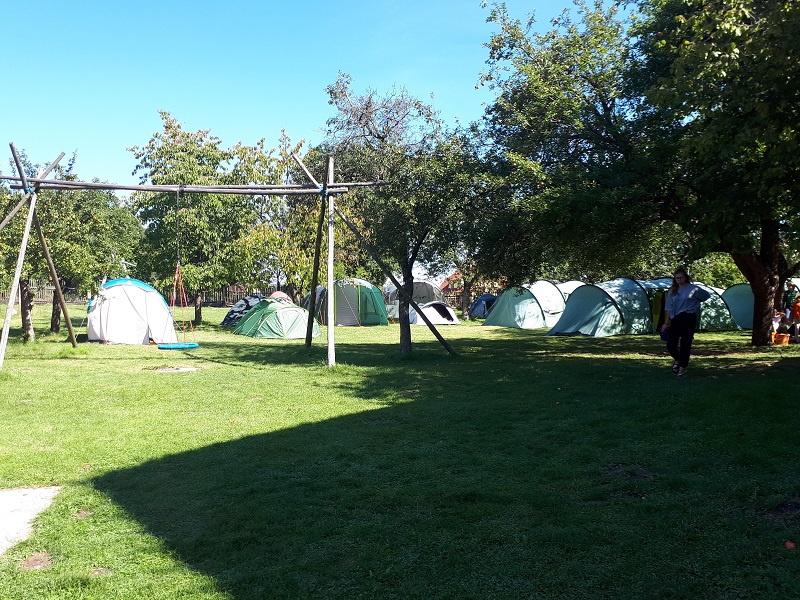 Zelte auf dem Campingplatz des Center for All
